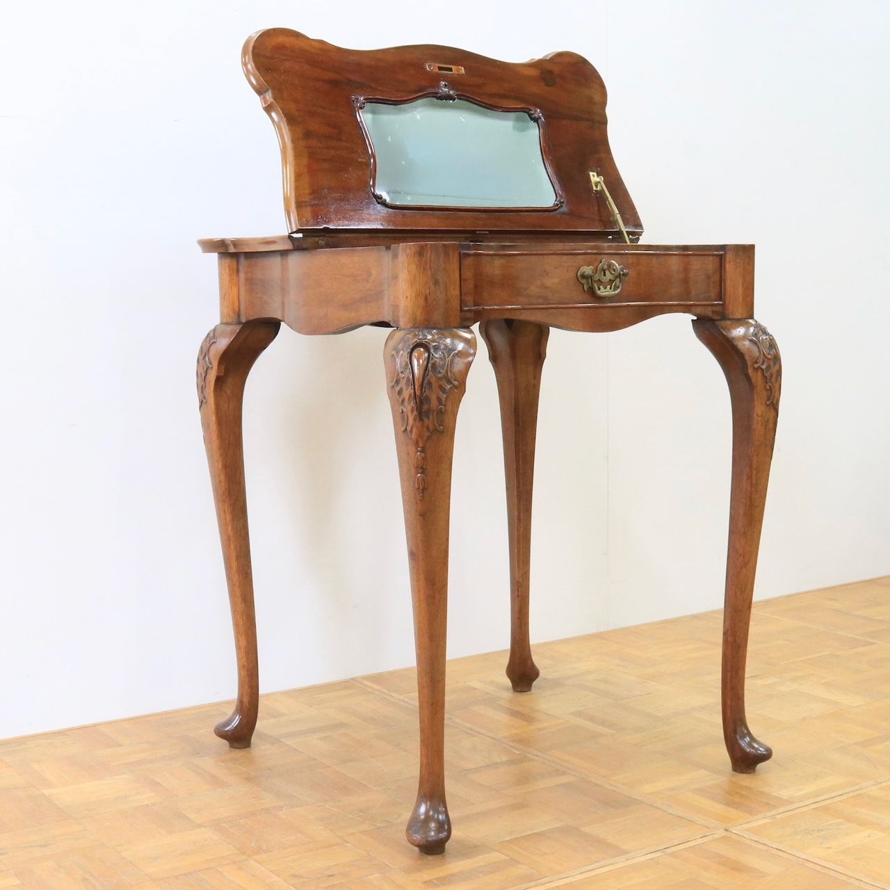 ドレッシングテーブル