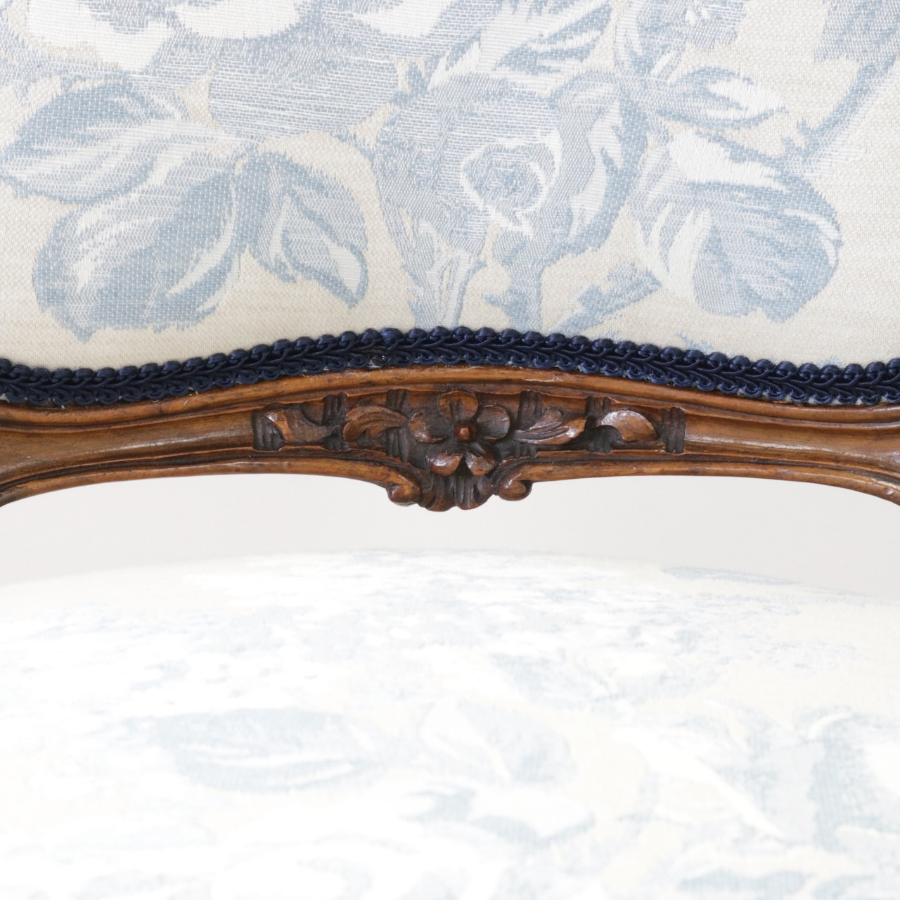 フレンチチェアー