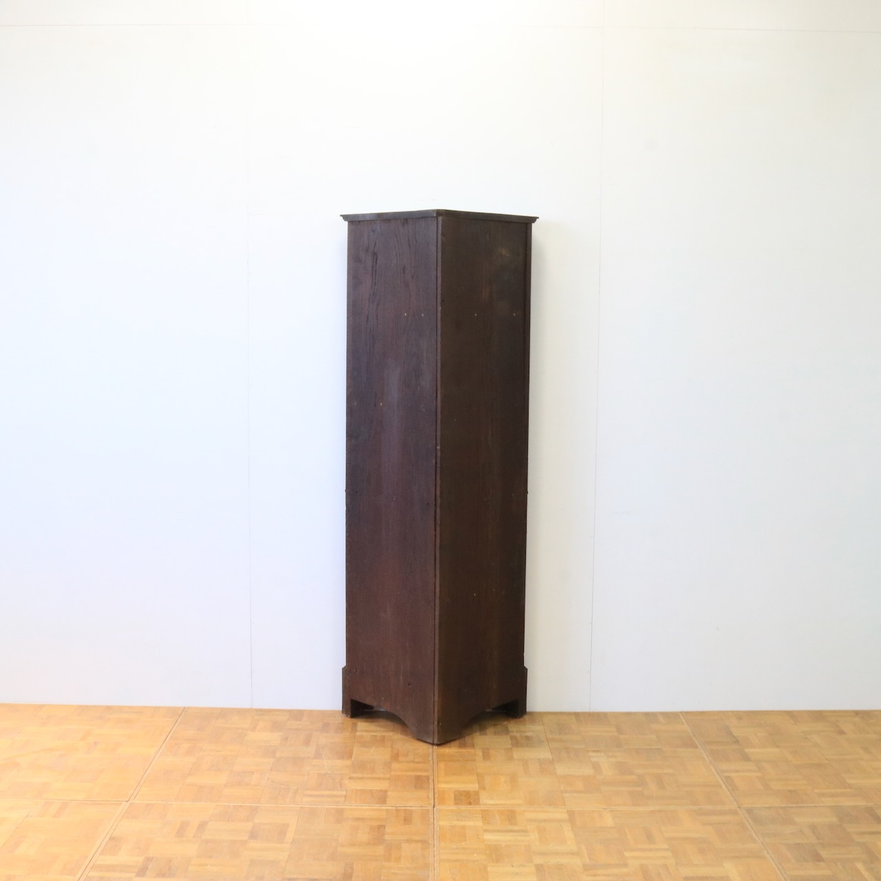 コーナーキャビネット