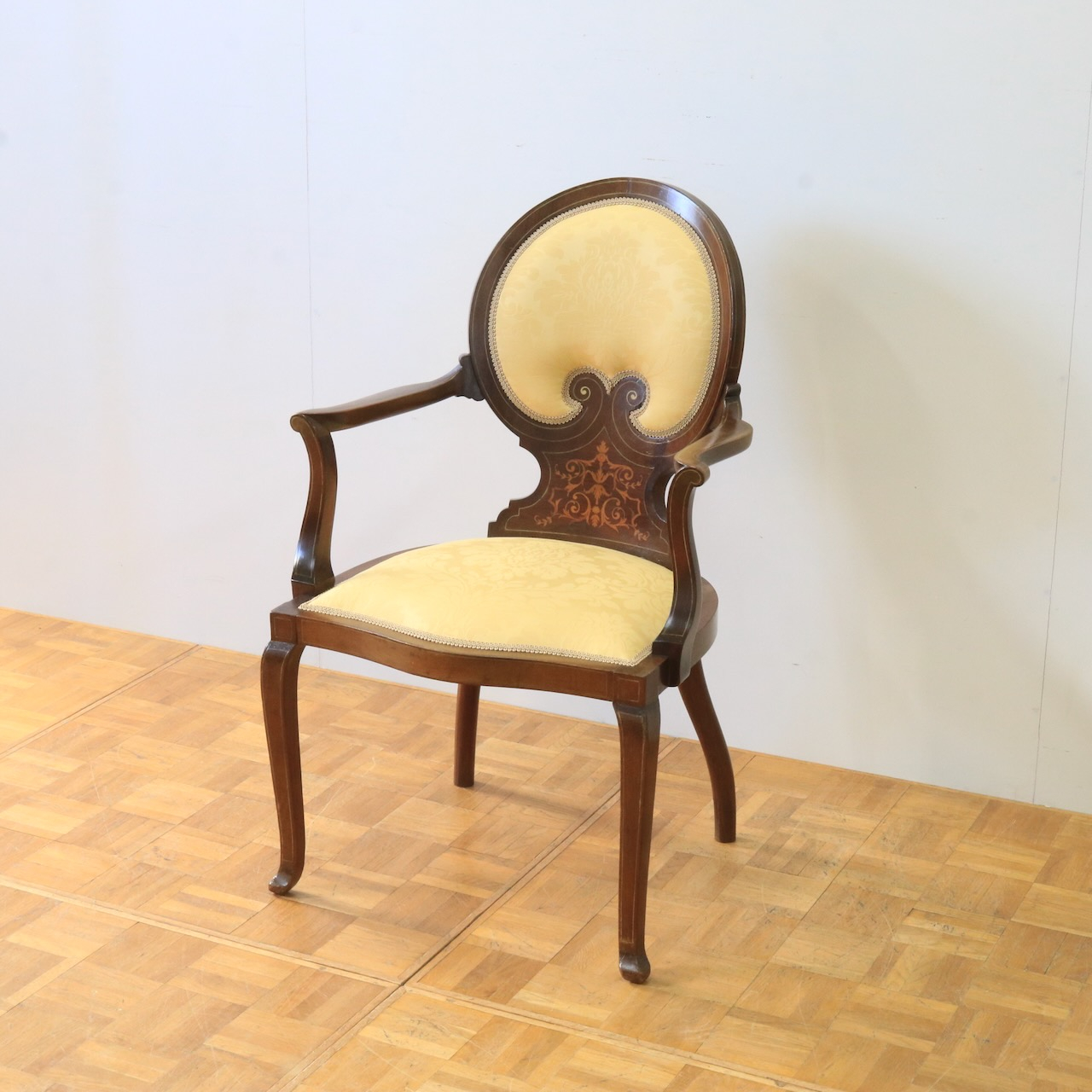 アームチェアー