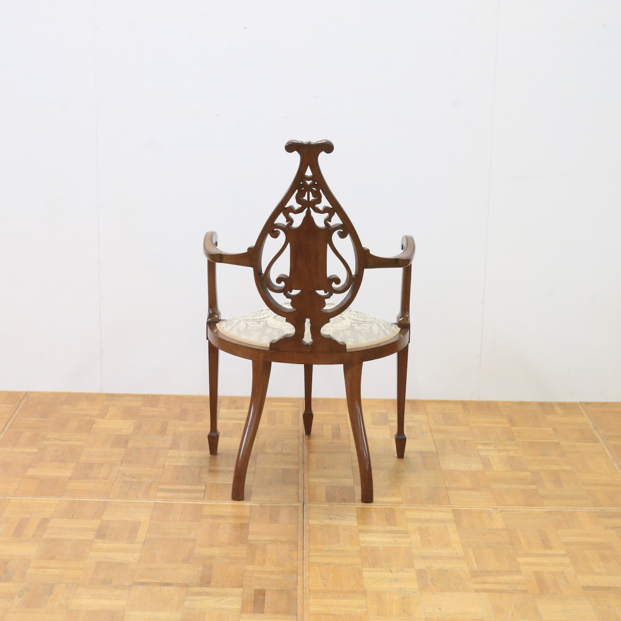 アームチェアー