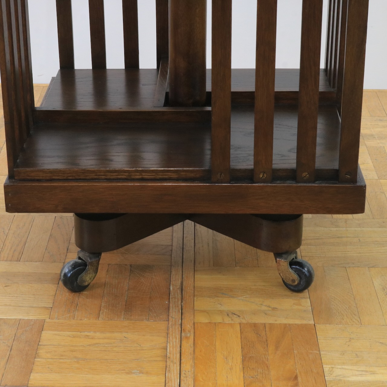 リボルビングブックケース