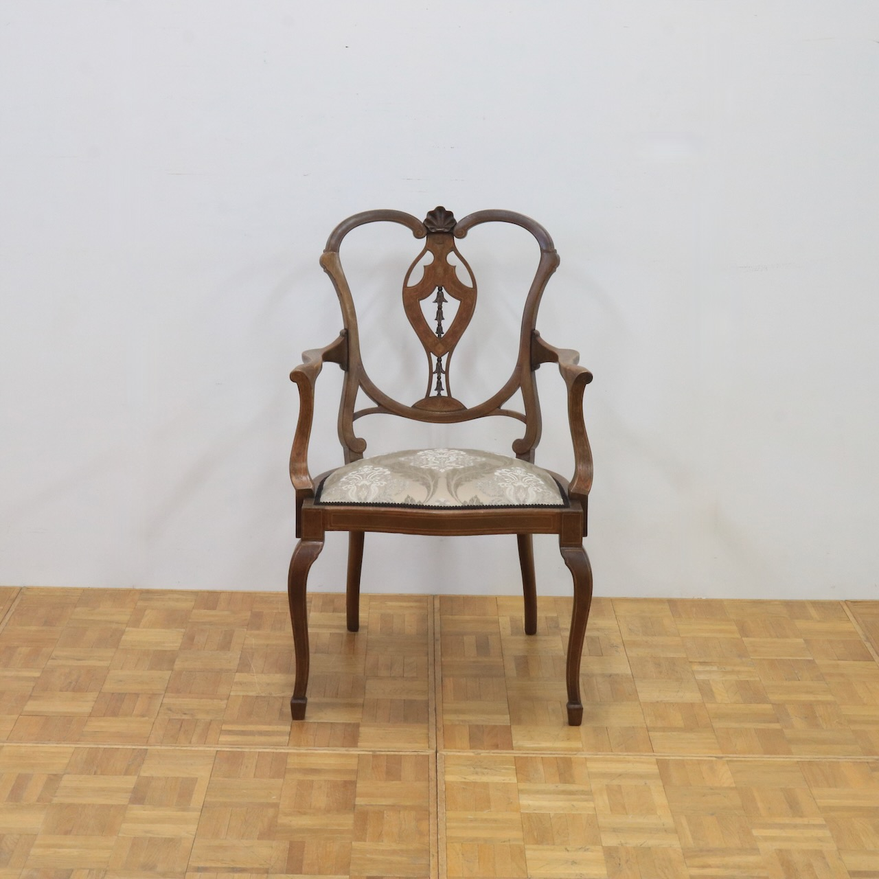 アームチェアー