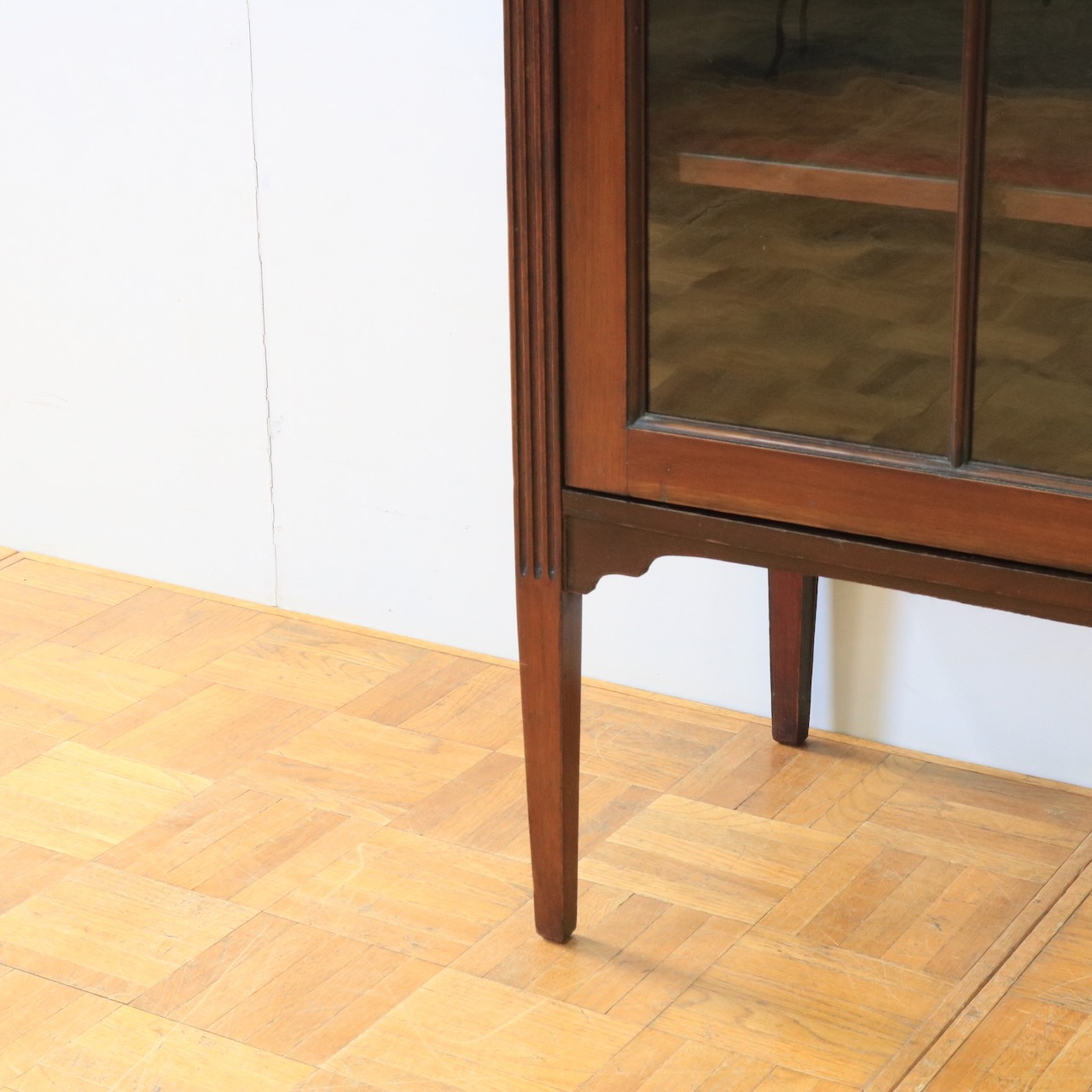 グラスキャビネット