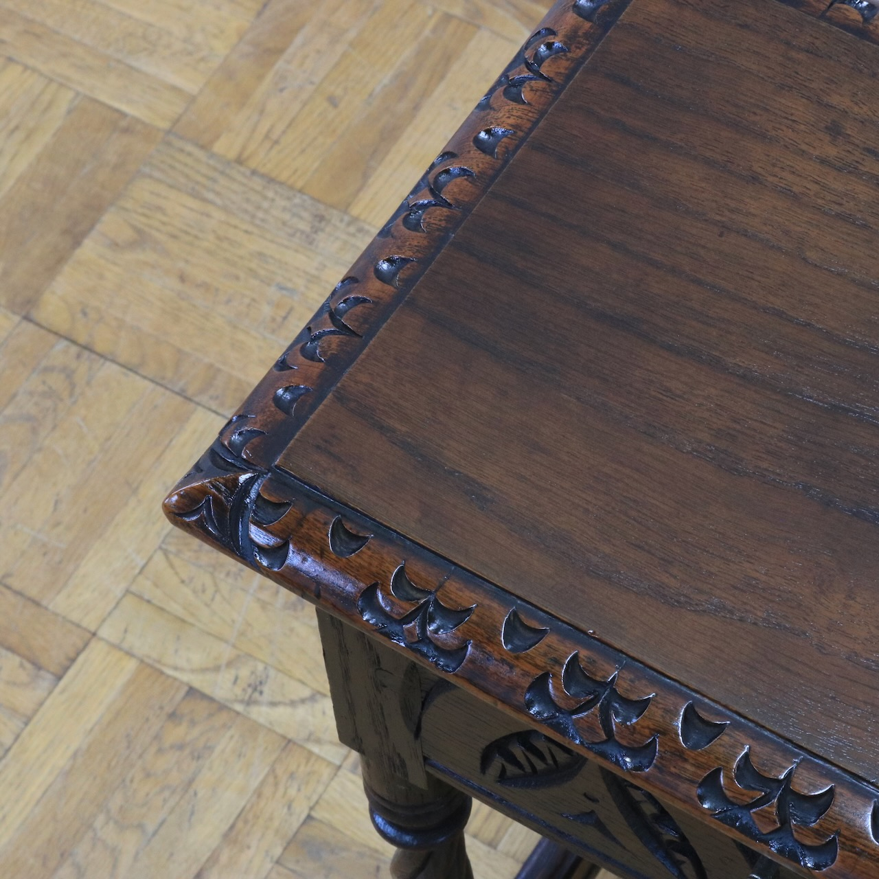 サイドテーブル