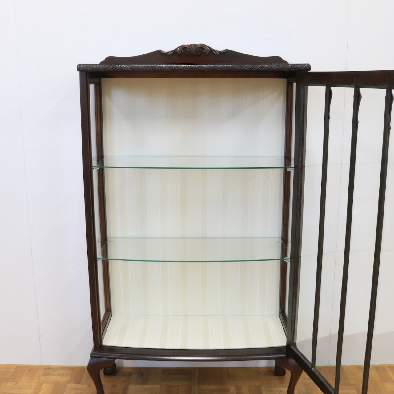 グラスキャビネット