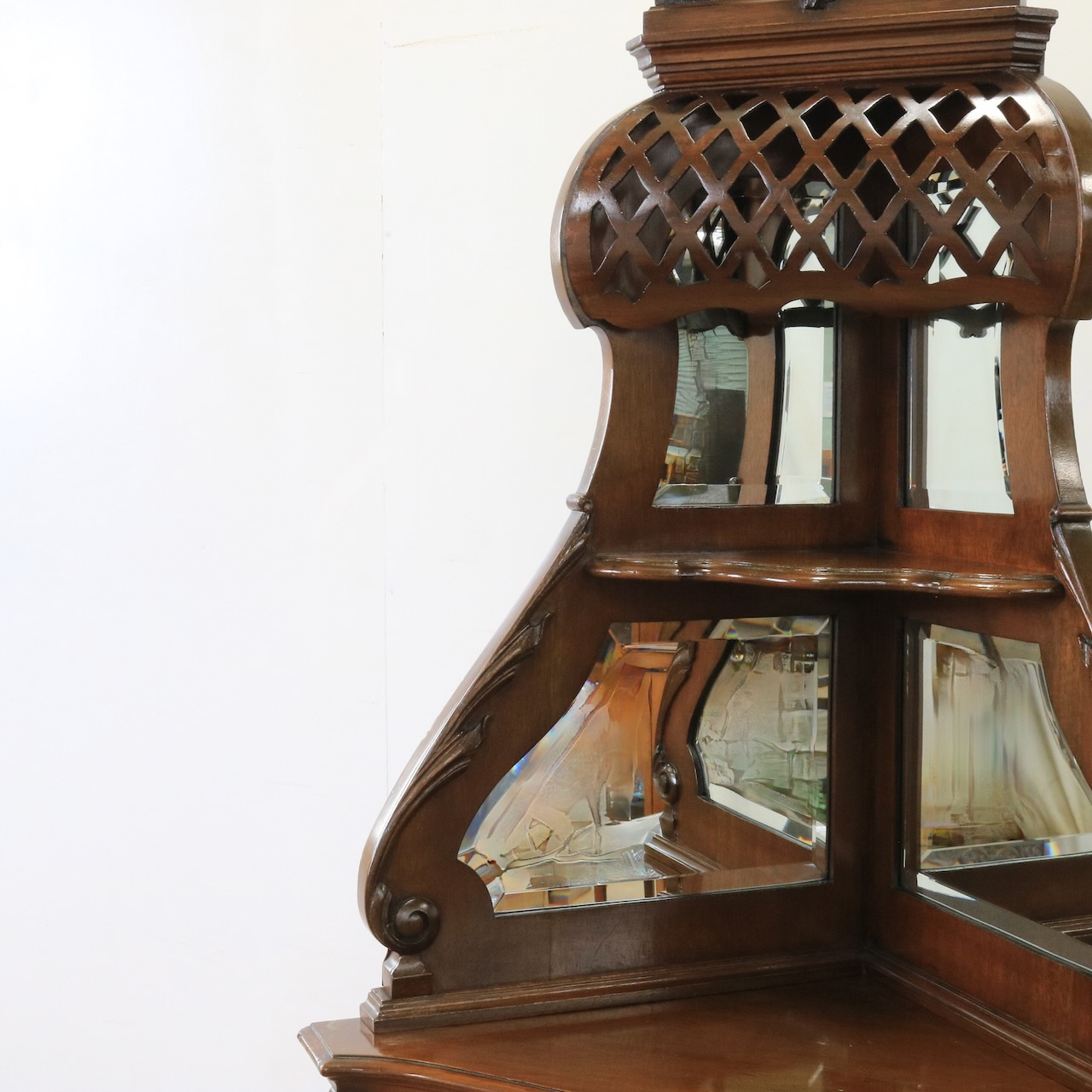 コーナーキャビネット