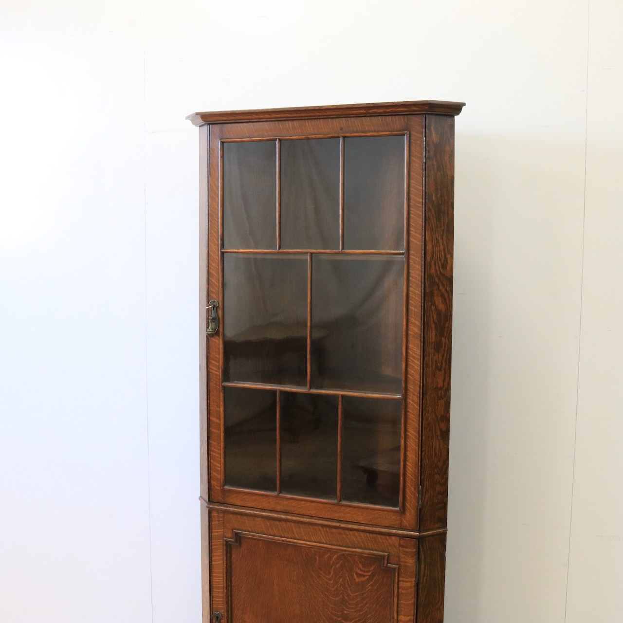 コーナーキャビネット