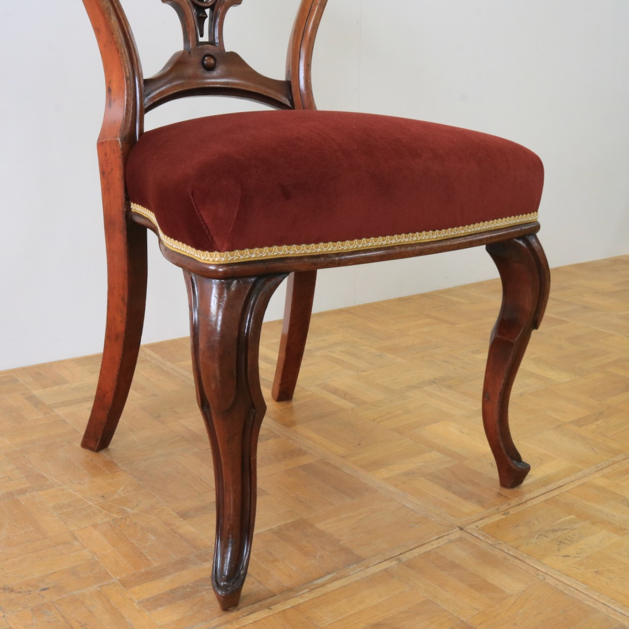 バルーンバックチェアー