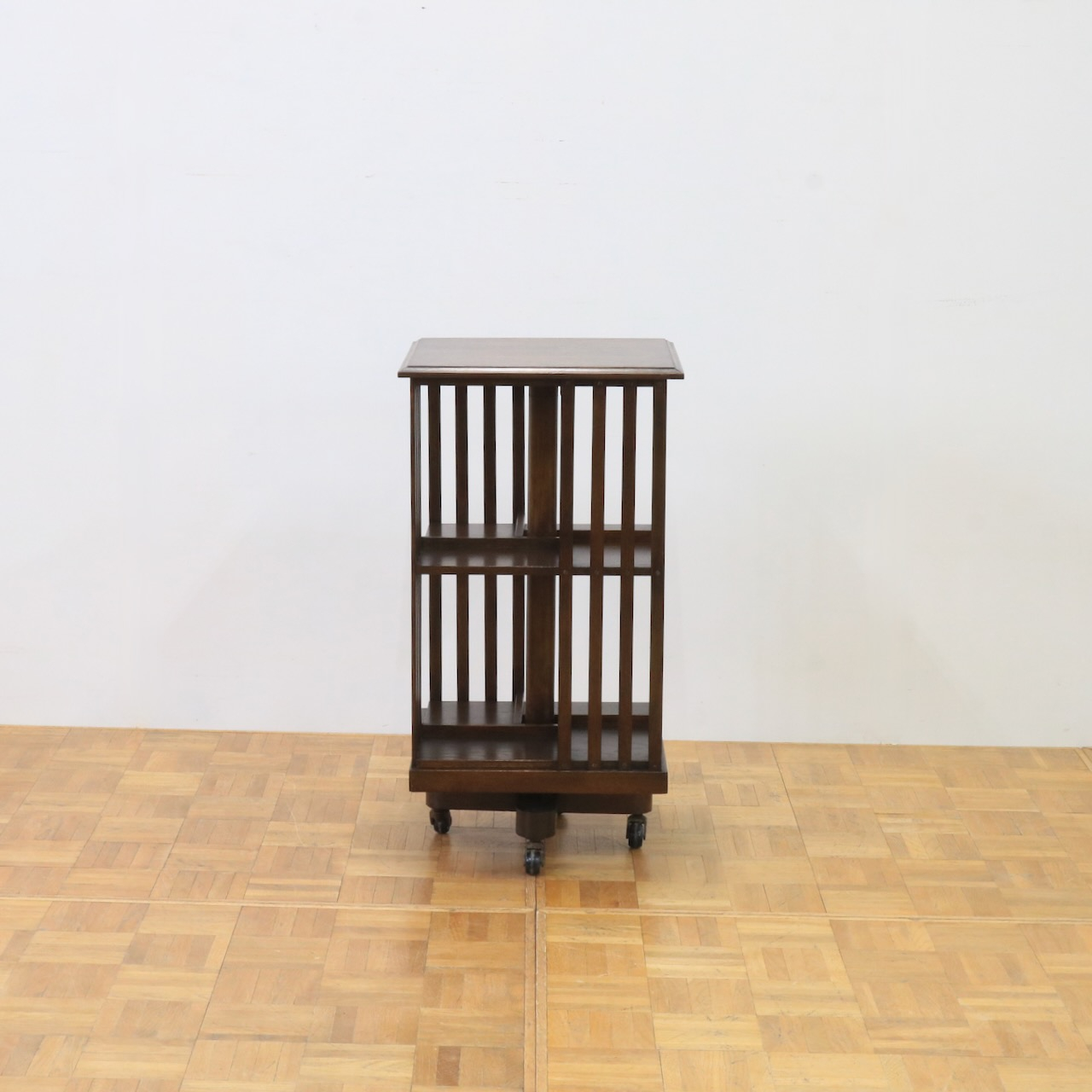 リボルビングブックケース