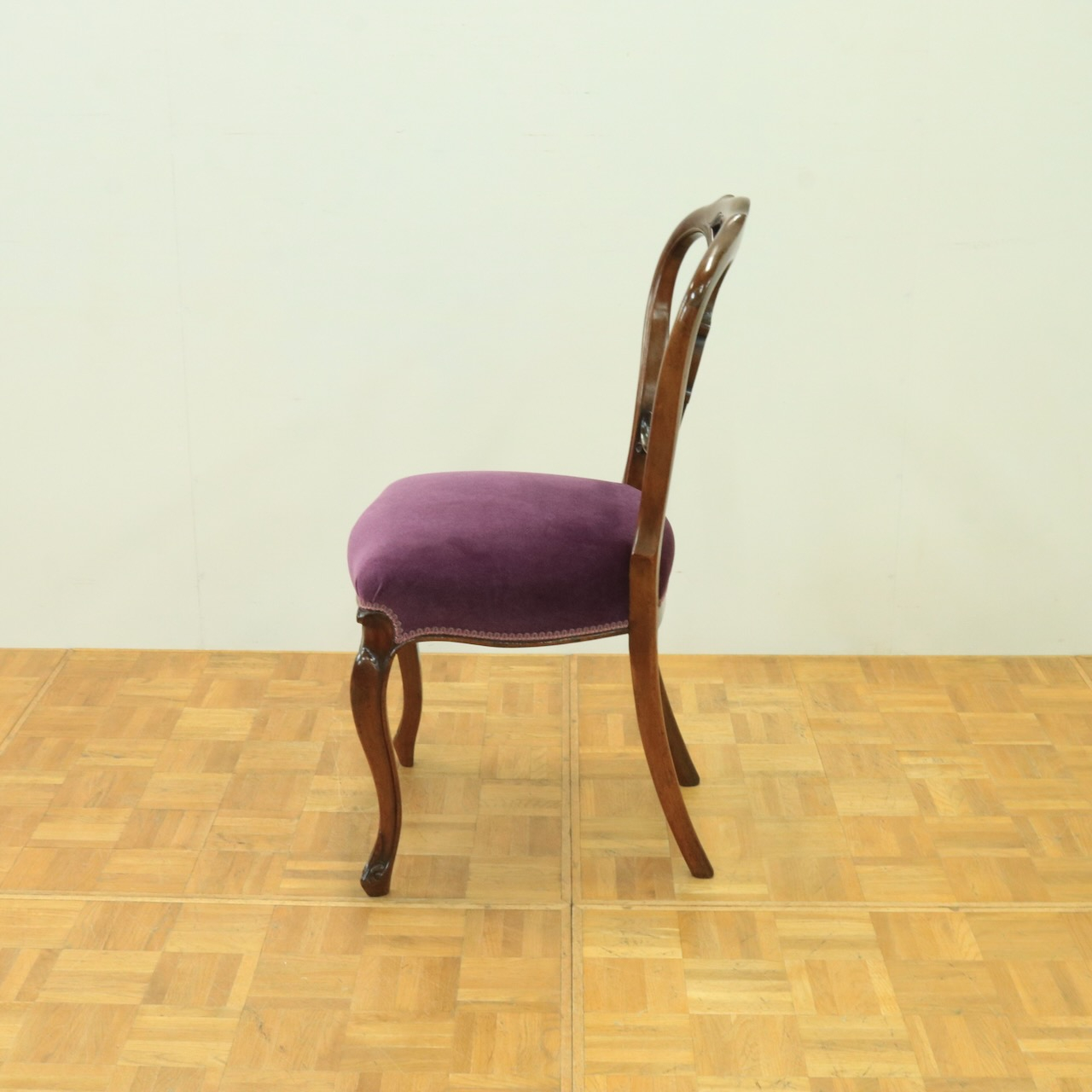 バルーンバックチェアー