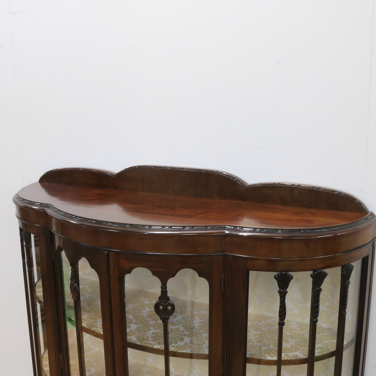 グラスキャビネット