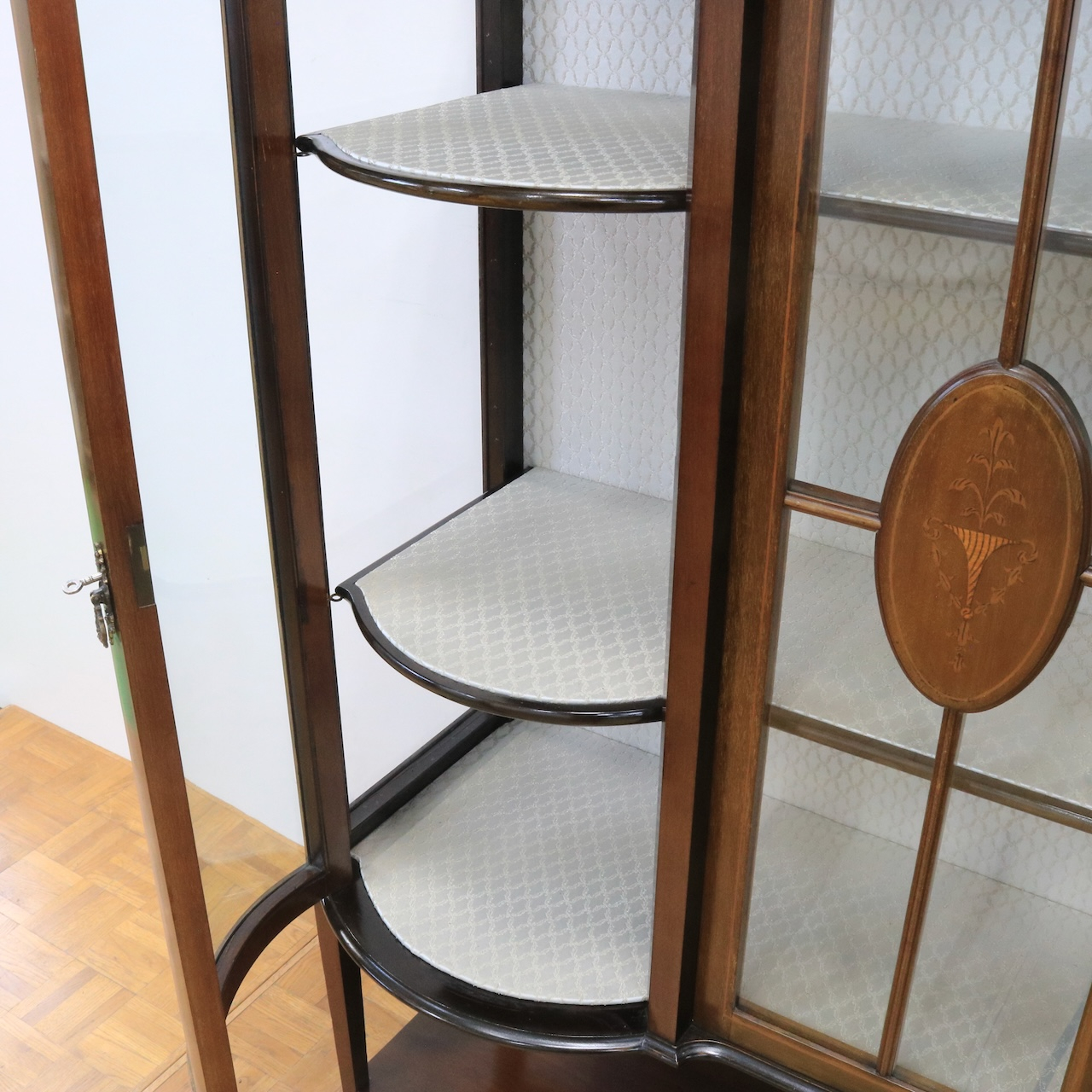 グラスキャビネット