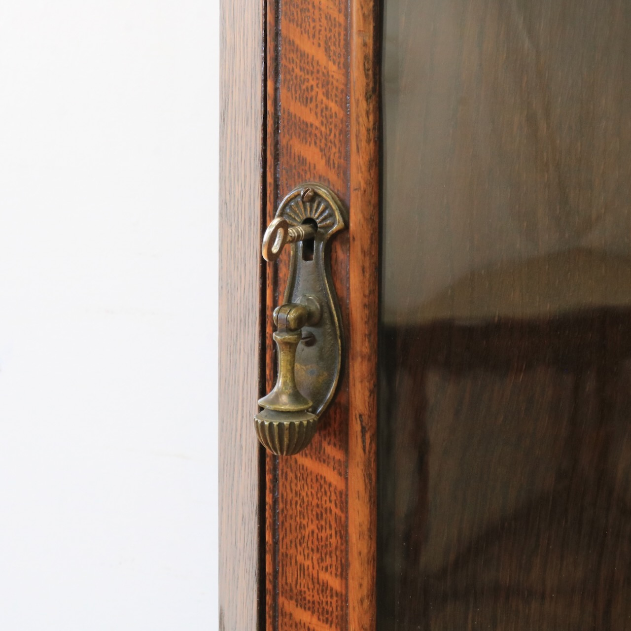 コーナーキャビネット