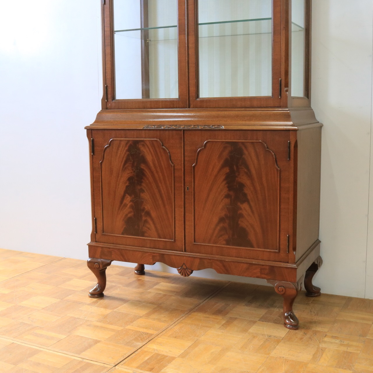 グラスキャビネット