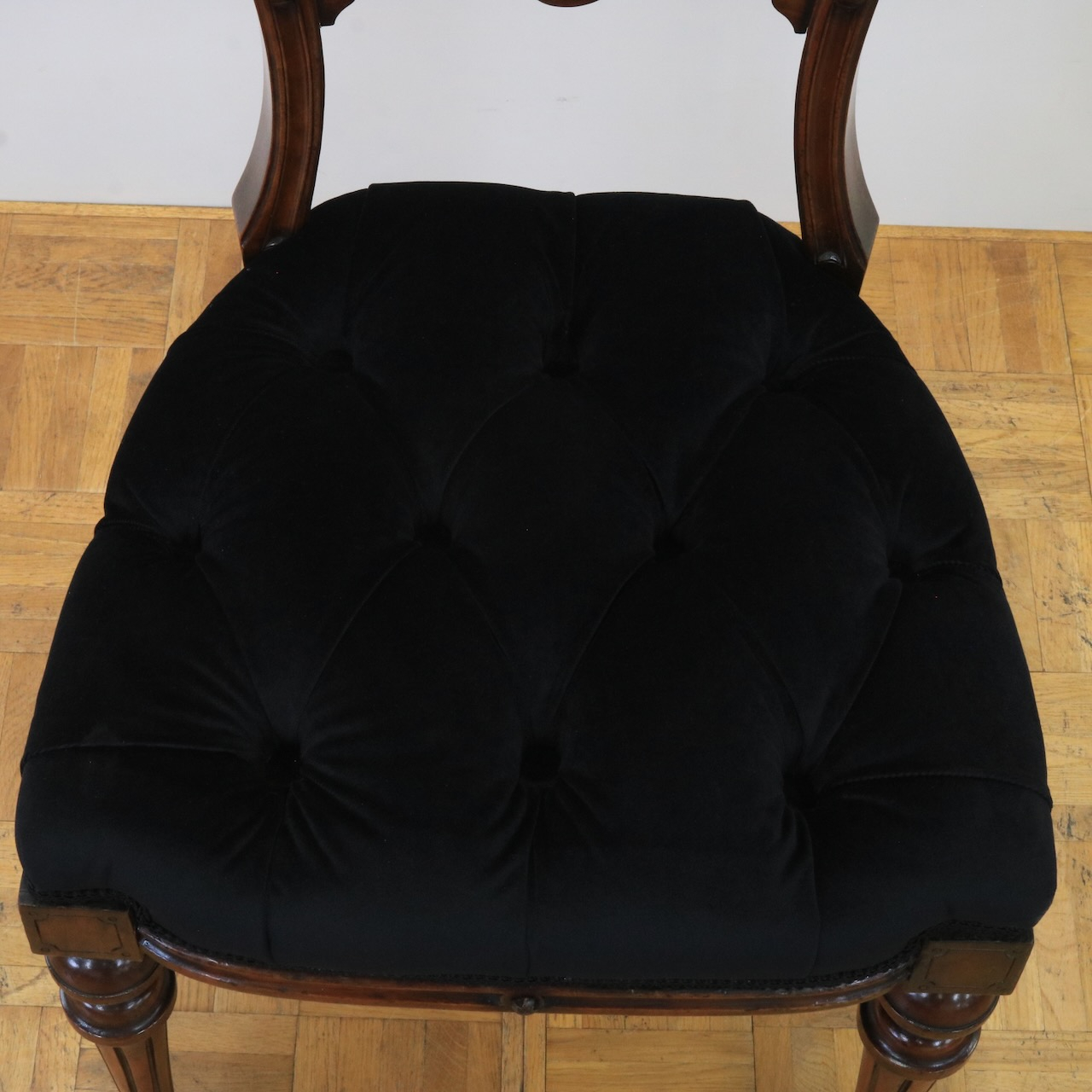 バルーンバックチェアー