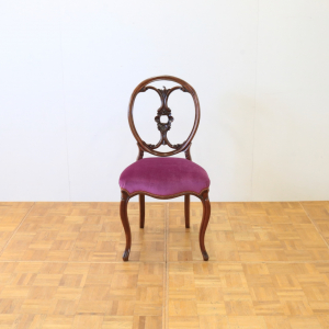 バルーンバックチェアー