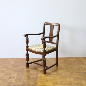 アームチェアー