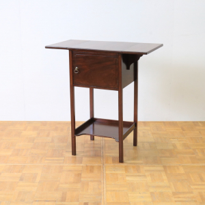 ベッドサイドテーブル