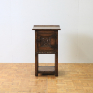 ペディスタルカップボード