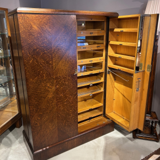 英国紳士の衣装文化を感じる家具「コンパクトム」