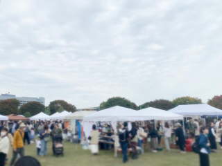 アンティークマーケットへ。