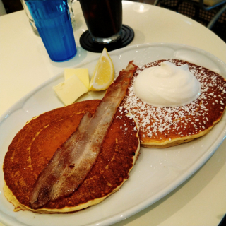 骨董通りのパンケーキ専門店