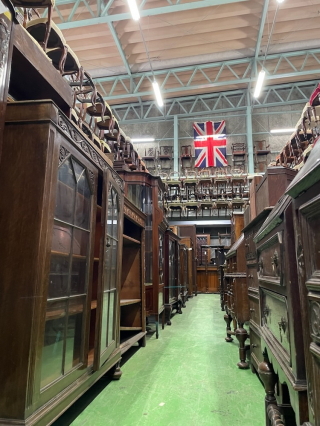 新たにイギリスから家具が入荷しました♪
