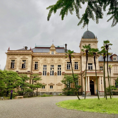 国指定重要文化財旧岩崎邸洋館の収蔵家具の修復を行いました。