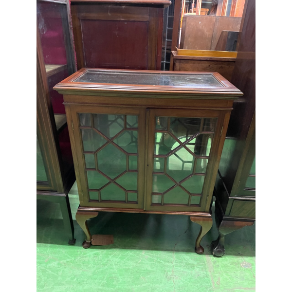 グラスキャビネット