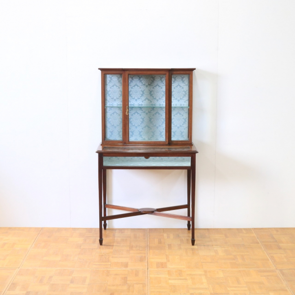 グラスキャビネット