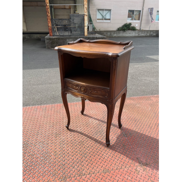 ペディスタルカップボード