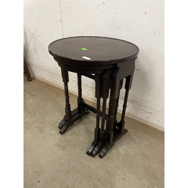 ネストテーブル