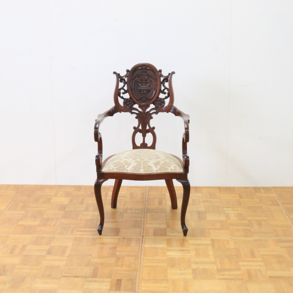 アームチェアー