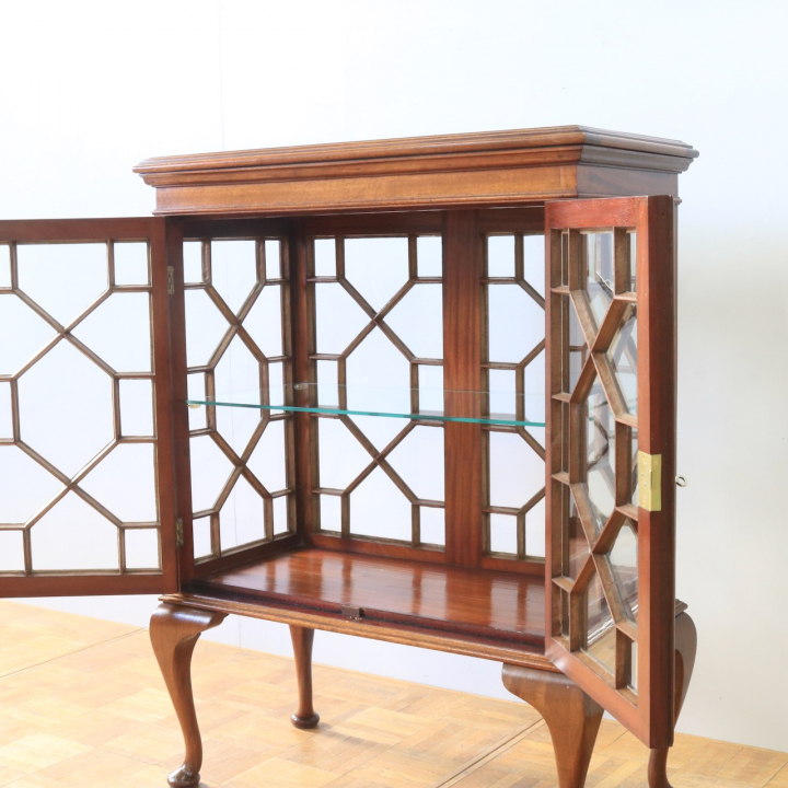 グラスキャビネット