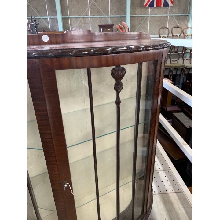 グラスキャビネット