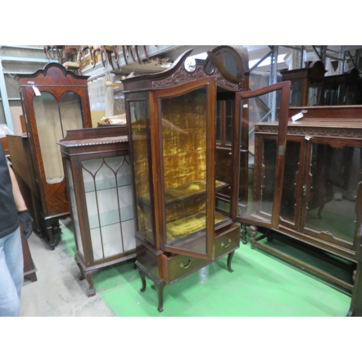 グラスキャビネット