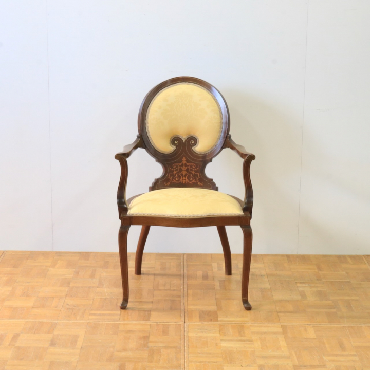 アームチェアー