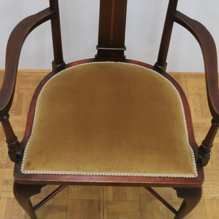 アームチェアー