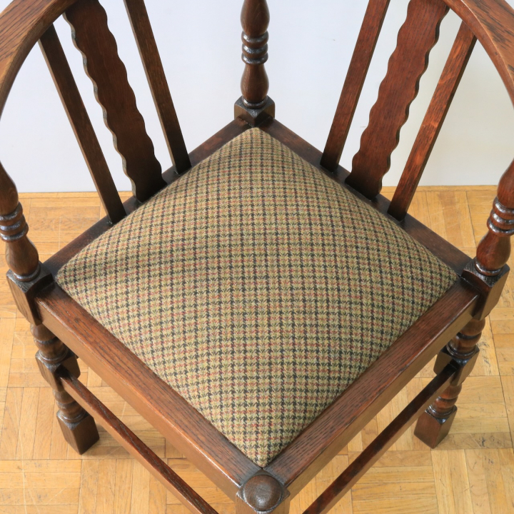 コーナーチェアー