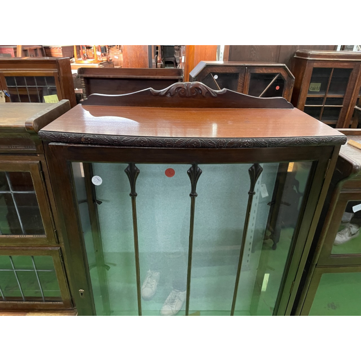 グラスキャビネット