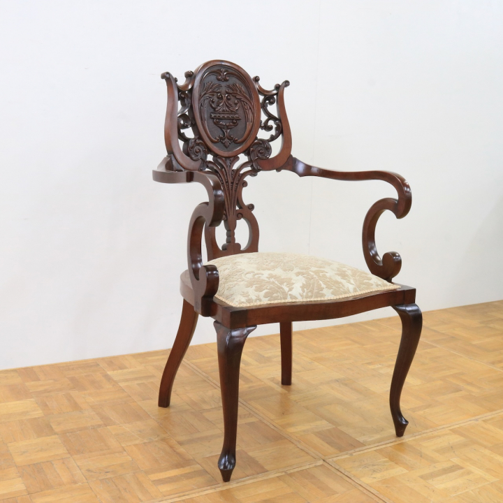 アームチェアー