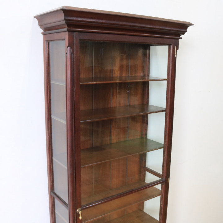 グラスキャビネット