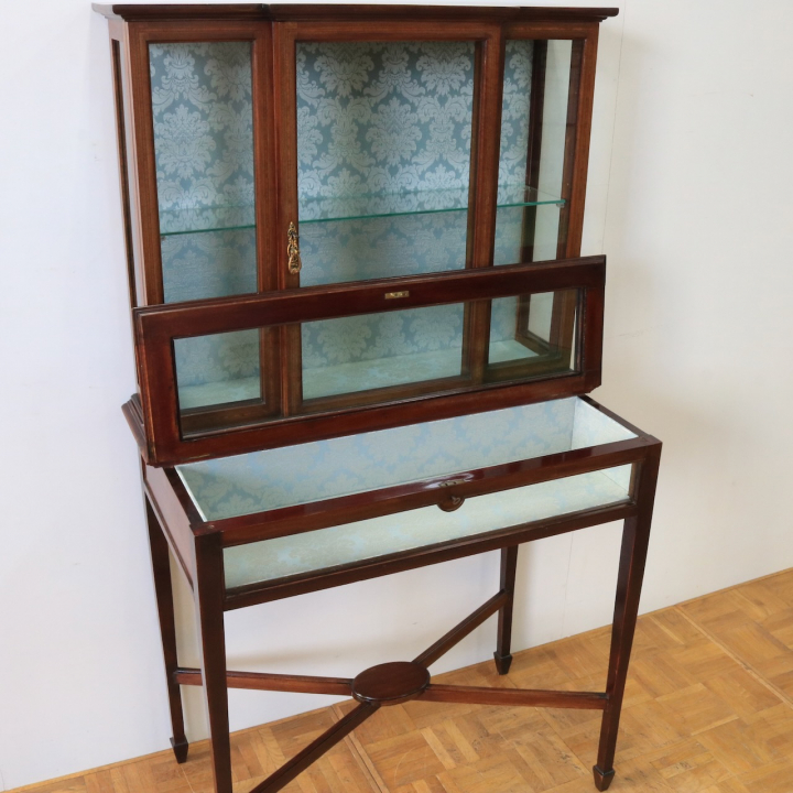 グラスキャビネット