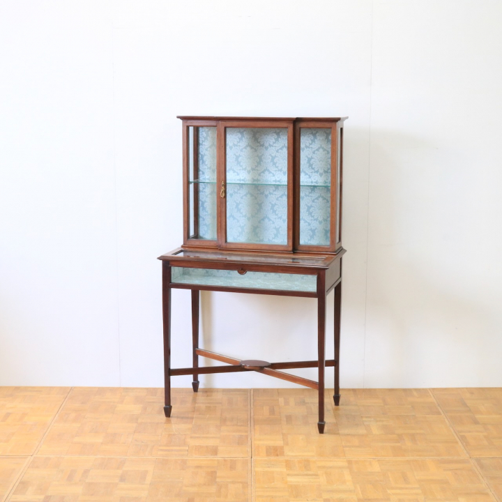 グラスキャビネット