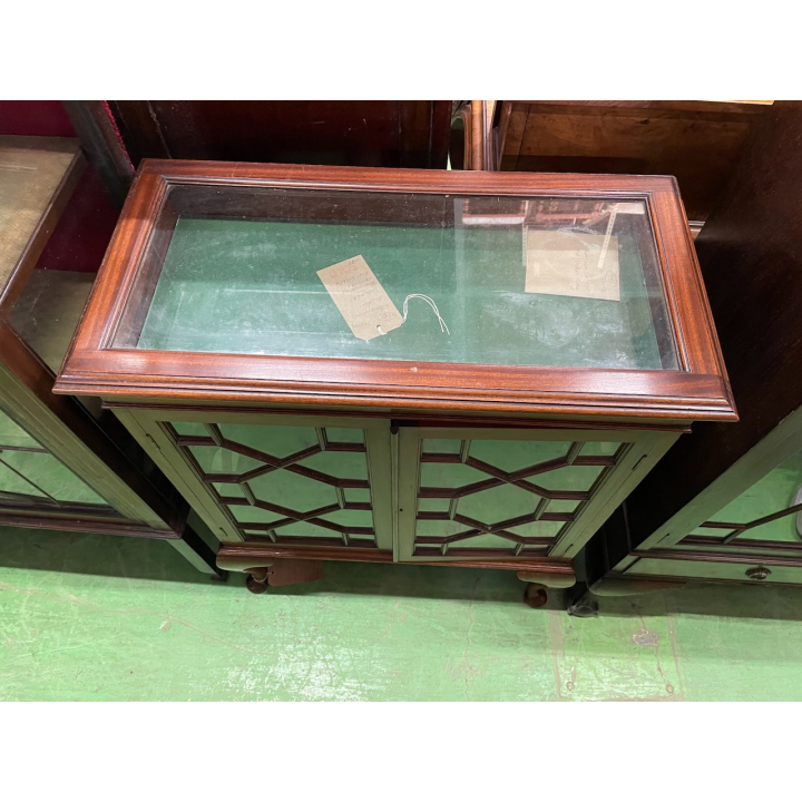 グラスキャビネット