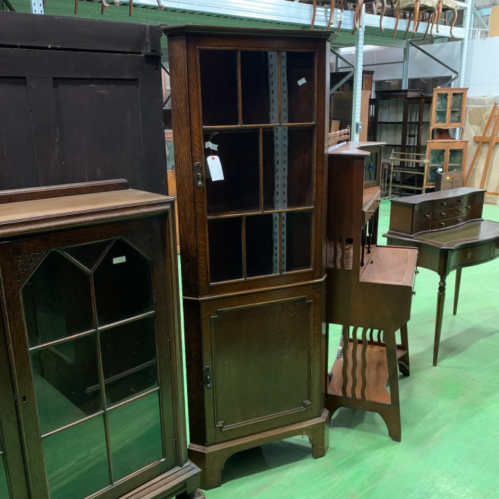 コーナーキャビネット