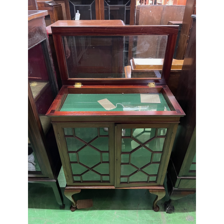 グラスキャビネット