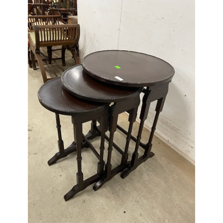 ネストテーブル