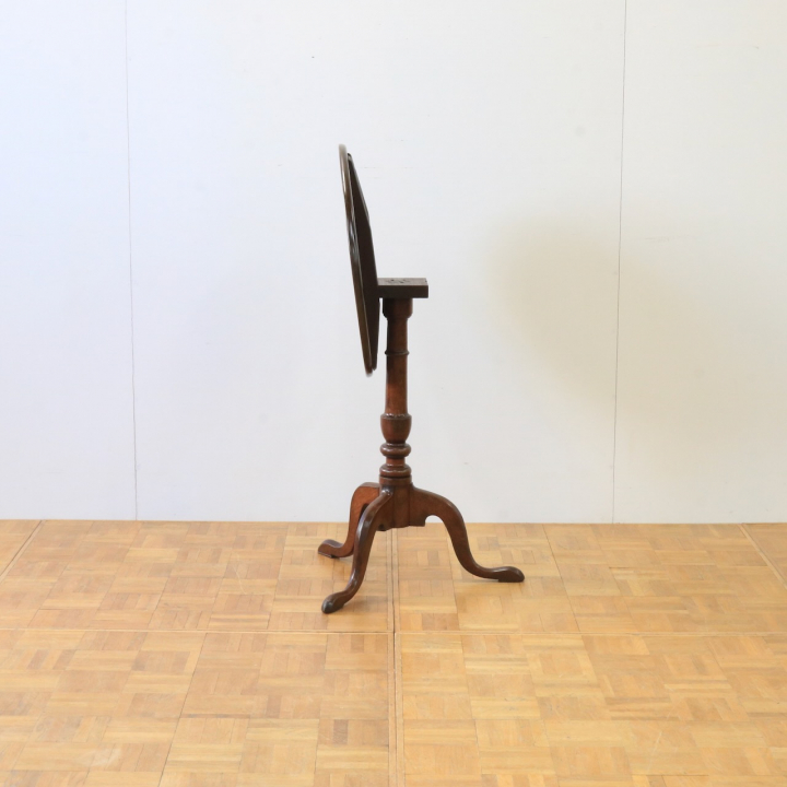 ティルトトップテーブル